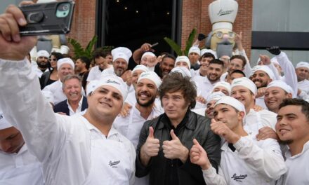 Javier Milei visitó la planta de una reconocida heladería en Mar del Plata y convocó a invertir en la Argentina