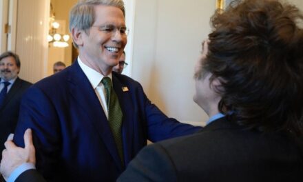 Está pasando de ser un pensador a un político de gran nivel