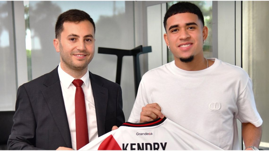 River oficializó a Kendry Páez, la joya ecuatoriana que se convirtió en el cuarto refuerzo