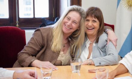 Karina Milei fue al teatro a ver la obra en la que actúa la pareja de Patricia Bullrich