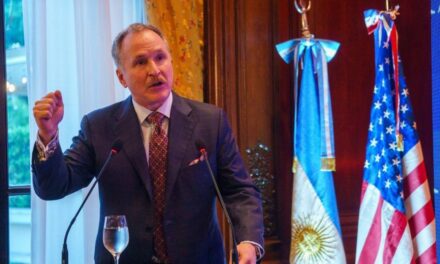 El embajador de EEUU Peter Lamelas se reunió con Santiago Caputo en la Casa Rosada