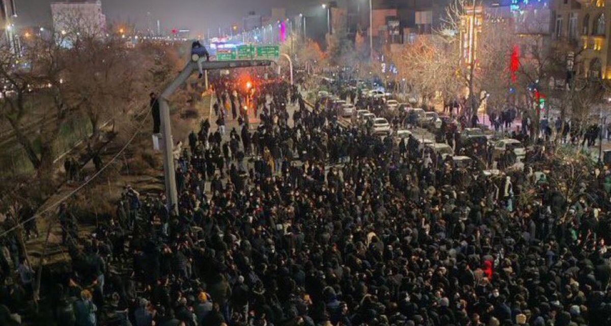 Irán impuso un apagón total de internet y telefonía para frenar las protestas nocturnas
