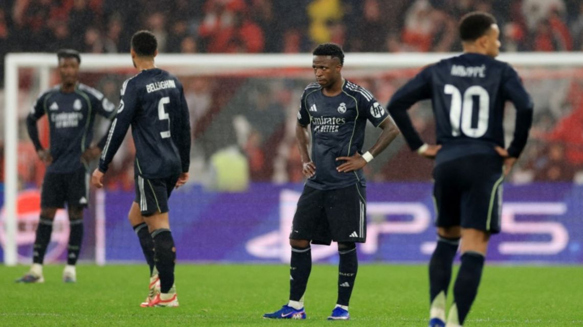 Real Madrid perdió 4-2 ante Benfica, quedó relegado a jugar los playoffs de la Champions y las redes se inundaron de memes