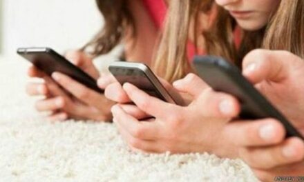Francia busca prohibir el uso de redes sociales y restringir el uso del celular en adolescentes