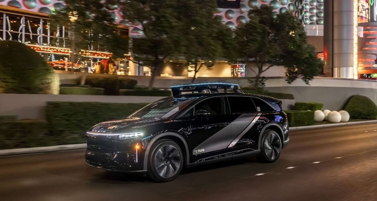 Uber presentó su nuevo robotaxi y promete lanzamiento en EEUU en 2026