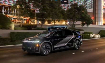 Uber presentó su nuevo robotaxi y promete lanzamiento en EEUU en 2026