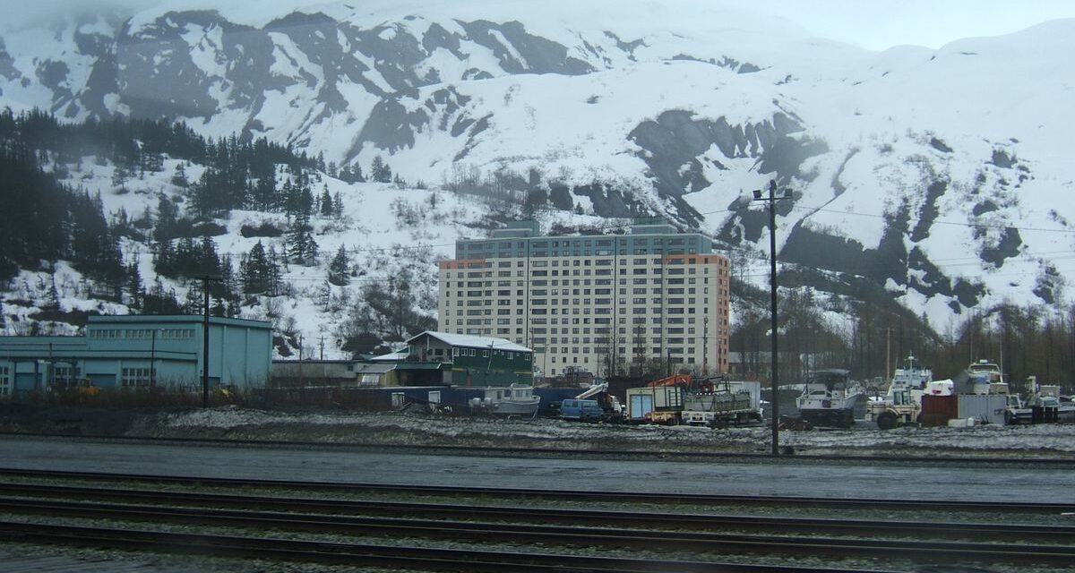 La historia del pueblo de EEUU en el que casi todos sus habitantes viven en un solo edificio de 14 pisos