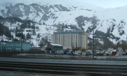 La historia del pueblo de EEUU en el que casi todos sus habitantes viven en un solo edificio de 14 pisos