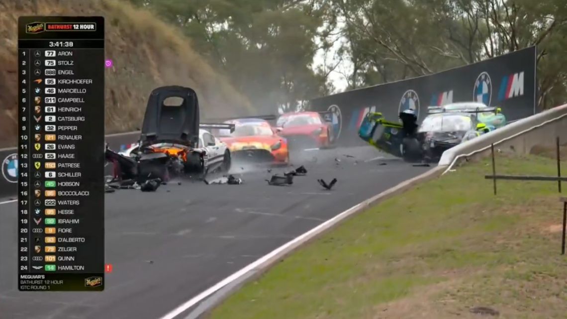 Caos y accidentes marcaron el arranque de las 12 Horas de Bathurst