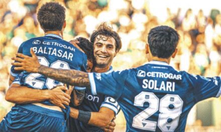 Racing golpeó en momentos claves, se llevó un triunfo de Banfield y festejó con su gente