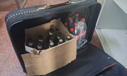 Detuvieron a un joven por robar bebidas y otros elementos de un auto en Rawson