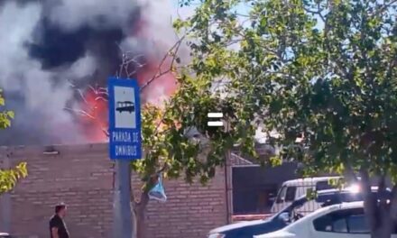 Video: Impactantes imágenes de un incendio en un depósito sobre calle Cabot