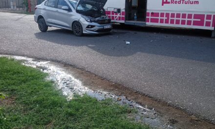 Fuerte choque entre un colectivo de la RedTulum y un auto en Villa Unión