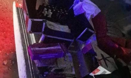 Intentaron huir con bolsas y un maletín, pero terminaron detenidos en un descampado