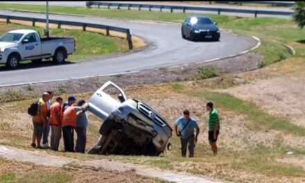 Accidente en Ruta 40 y Calle Cinco: Trabajan equipos de emergencia