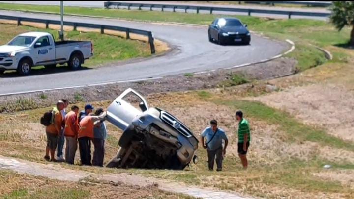 Accidente en Ruta 40 y Calle Cinco: Trabajan equipos de emergencia
