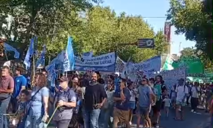 Distintas agrupaciones se concentran en la Plaza 25 por la reforma laboral