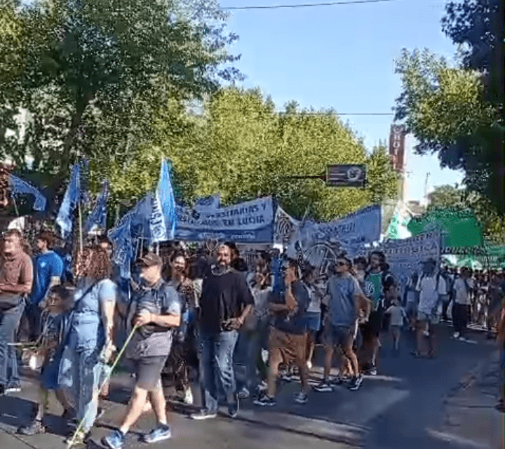Distintas agrupaciones se concentran en la Plaza 25 por la reforma laboral