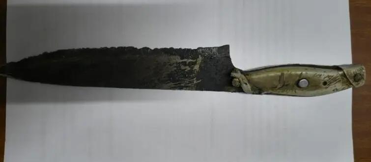 Lo amenazó con un cuchillo carnicero y lo hirió en plena Capital