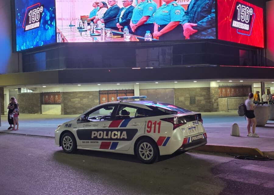 Robó caños de un aire acondicionado y lo atraparon en un descampado