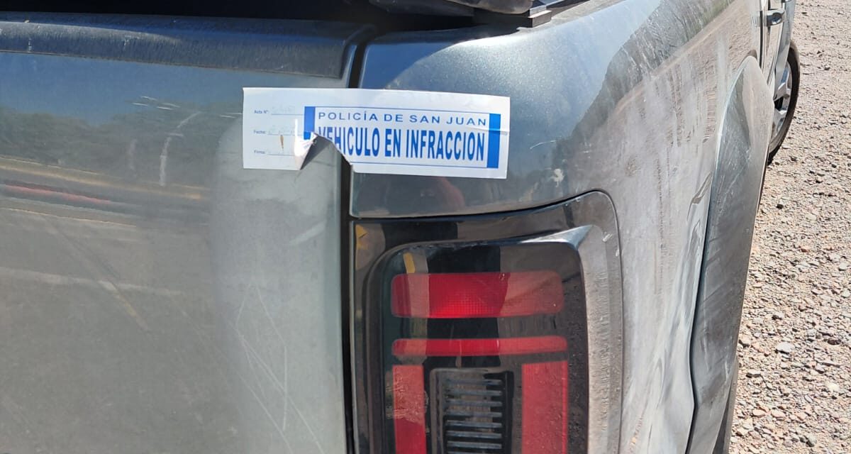Rompió las fajas de su camioneta radiada y escupió a un subcomisario: Terminó detenido