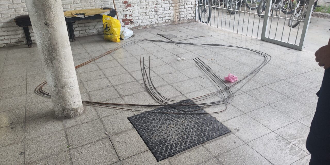 Salían de una obra con materiales robados y terminaron detenidos en Rivadavia
