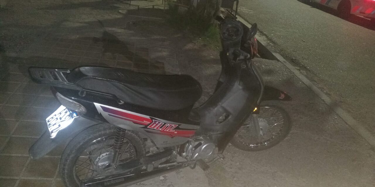 La dejaron tirada en un baldío y escaparon: Recuperan moto robada en Rivadavia