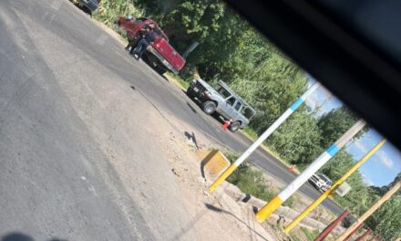 Choque en San Miguel y Calle 5: Una camioneta terminó contra un árbol tras arrastrar a otro vehículo