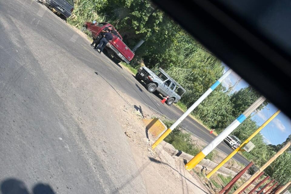 Choque en San Miguel y Calle 5: Una camioneta terminó contra un árbol tras arrastrar a otro vehículo