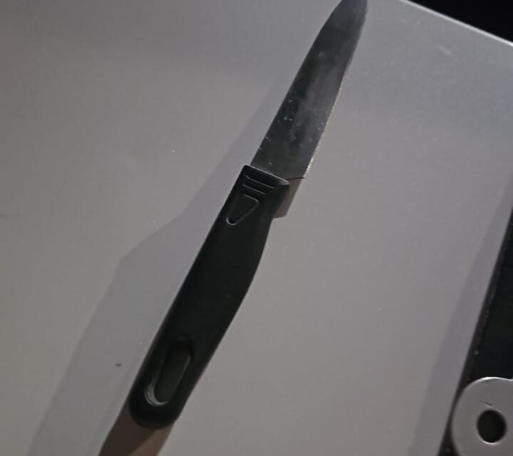 La atacó en la calle con un cuchillo y le robó la cartera