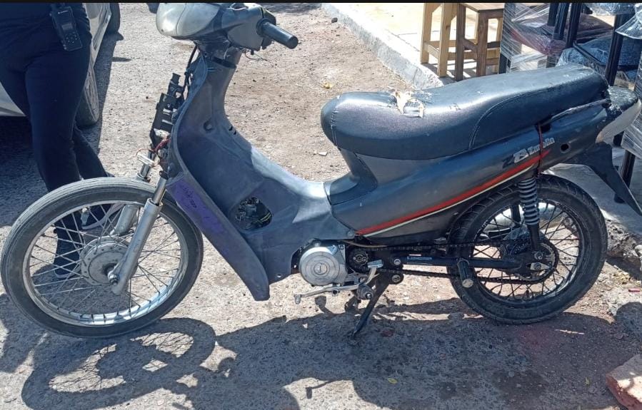 Circulaba en una Zanella robada desde 2025 y cayó en Rawson