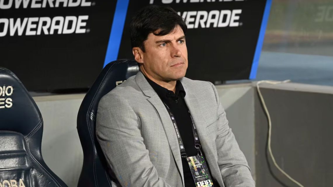 Tras la salida de Eduardo Domínguez, Estudiantes cerró la llegada de Alexander Medina