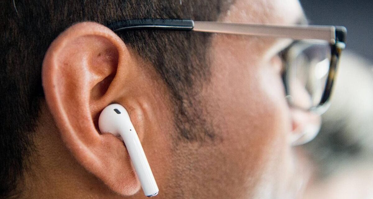 Sí, los auriculares bluetooth usan las mismas ondas que los microondas, ¿pero afecta a nuestro cerebro?