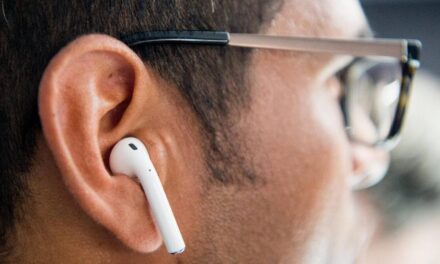 Sí, los auriculares bluetooth usan las mismas ondas que los microondas, ¿pero afecta a nuestro cerebro?