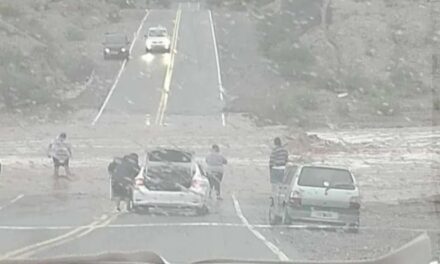 El agua no perdona: cruzó un badén crecido y terminó a merced de la corriente