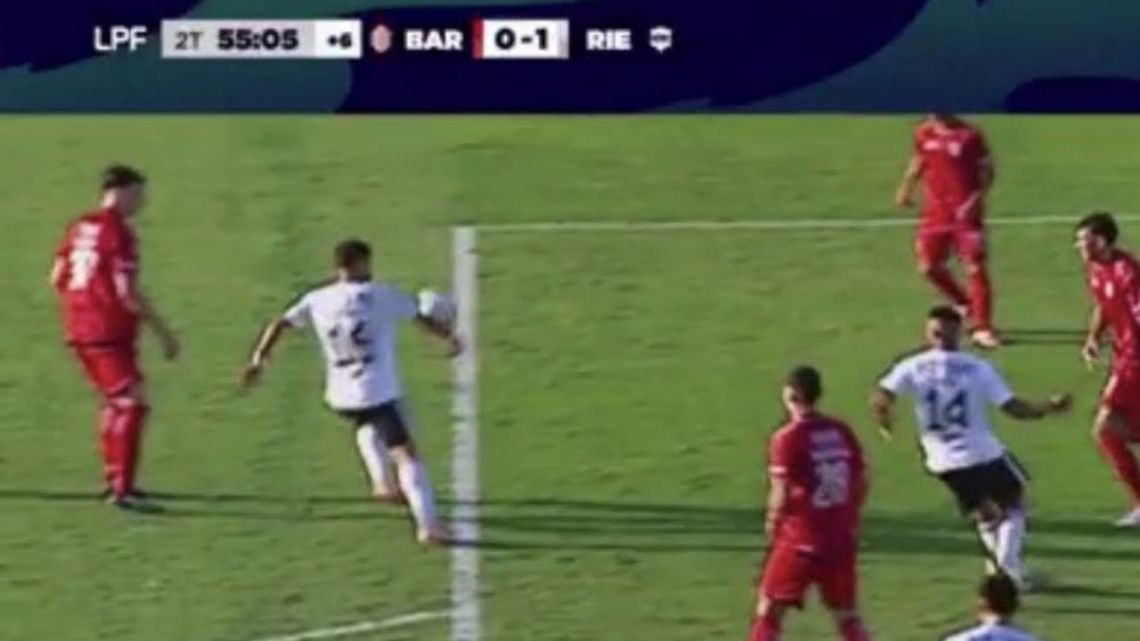 Barracas perdía 1-0, pero un insólito penal al minuto 100, tras una búsqueda desesperada del VAR le dio el empate ante Riestra