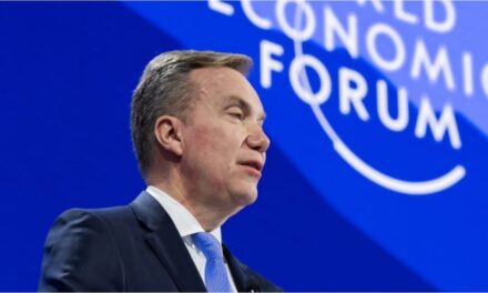 El Foro Económico de Davos investigará los vínculos de su director ejecutivo con Jeffrey Epstein