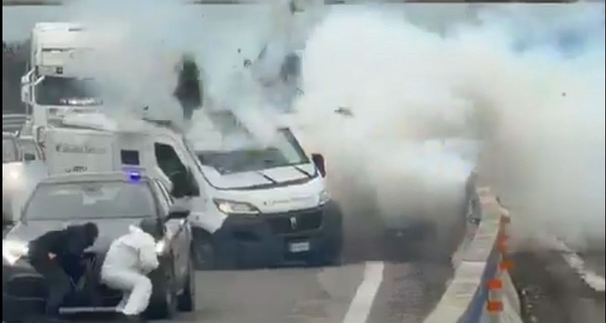 Explosiones, balas y detenidos en un violento robo a un camión blindado en plena autopista