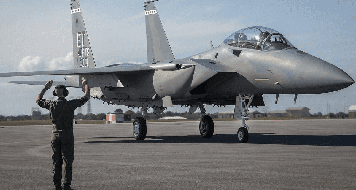 EEUU sigue reforzando su despliegue en Medio Oriente y lanza cazas furtivos F-22