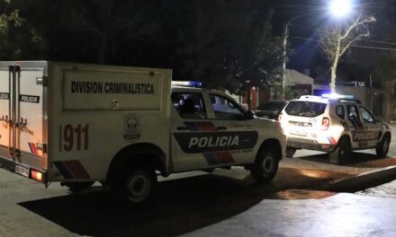 Choque fatal en Capital: Un motociclista murió tras impactar contra un camión