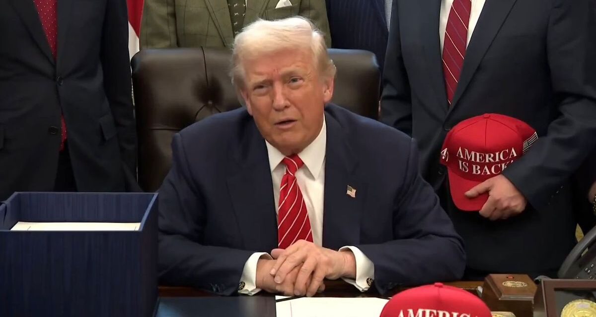 Eres la peor periodista… Nunca te he visto sonreír