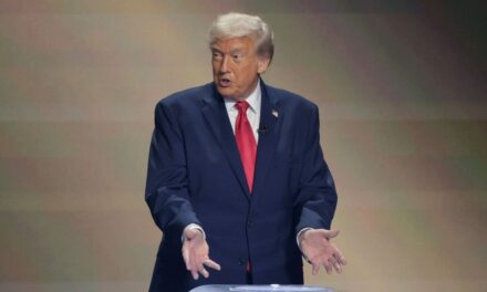 Donald Trump dijo que negocia con altos mandos cubanos y volvió a calificar a la isla como nación fallida