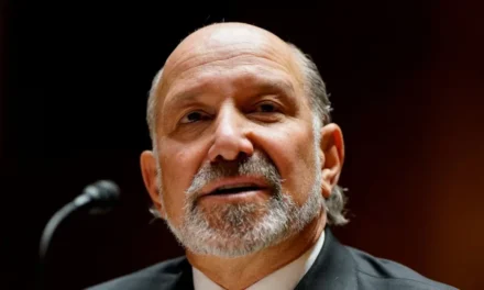 El secretario de Comercio de Donald Trump admitió que visitó la isla privada del magnate