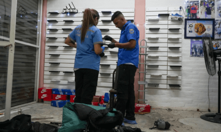 Villa Krause: Se llevaron cientos de zapatillas tras romper una pared