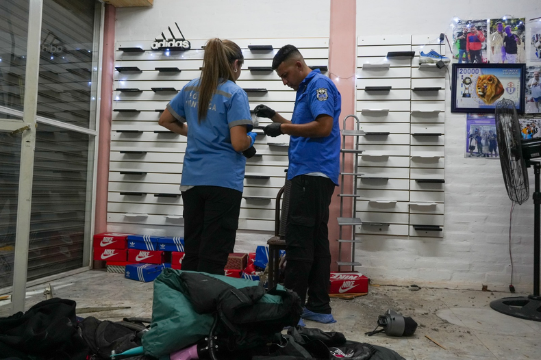 Villa Krause: Se llevaron cientos de zapatillas tras romper una pared