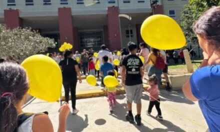 Globos amarillos y un mensaje que abraza
