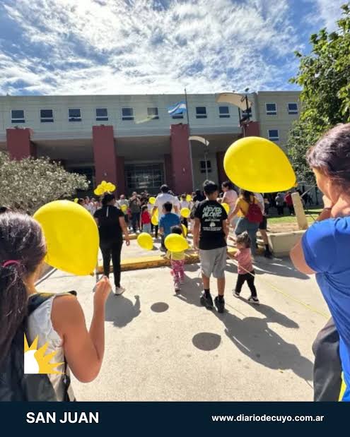 Globos amarillos y un mensaje que abraza