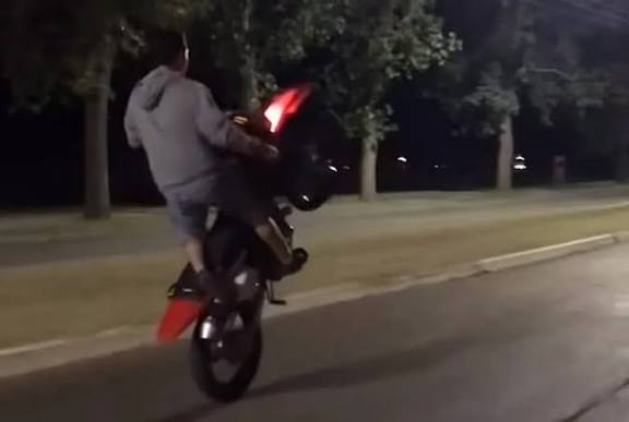 Maniobras peligrosas en moto: Familias del Dolor piden sanciones más duras y mayor control municipal