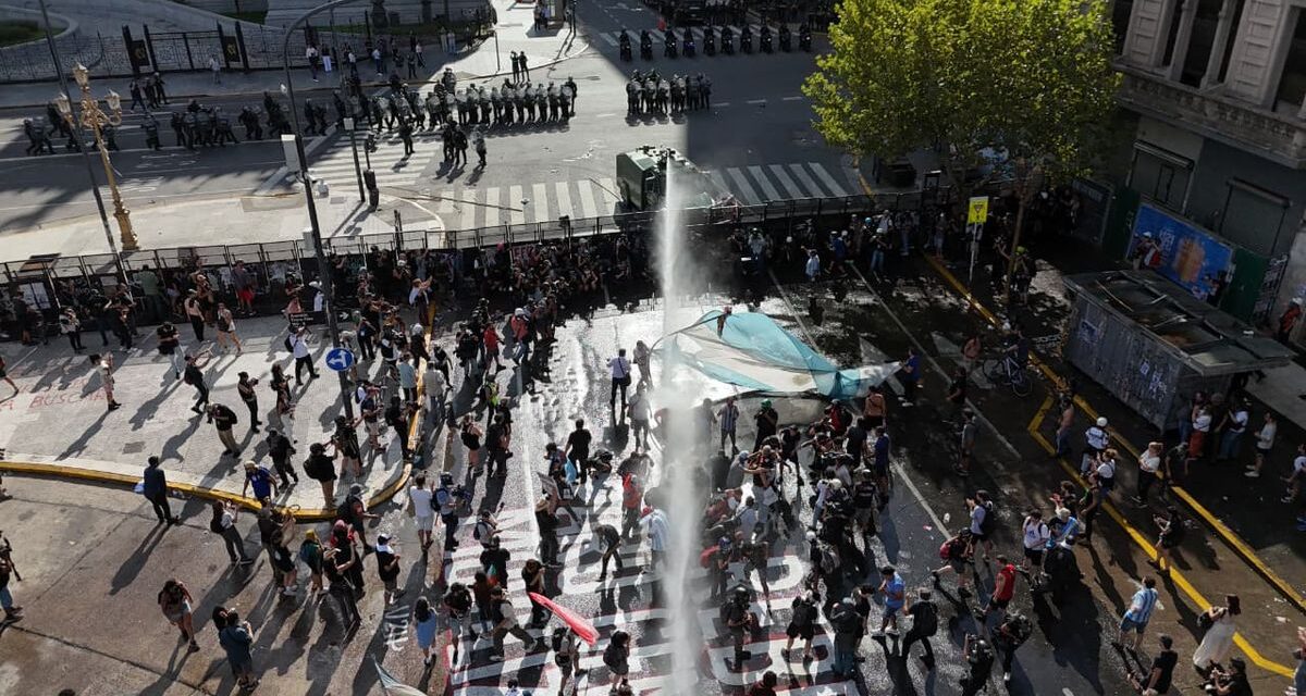 Al menos 16 detenidos tras enfrentamientos con la Policía