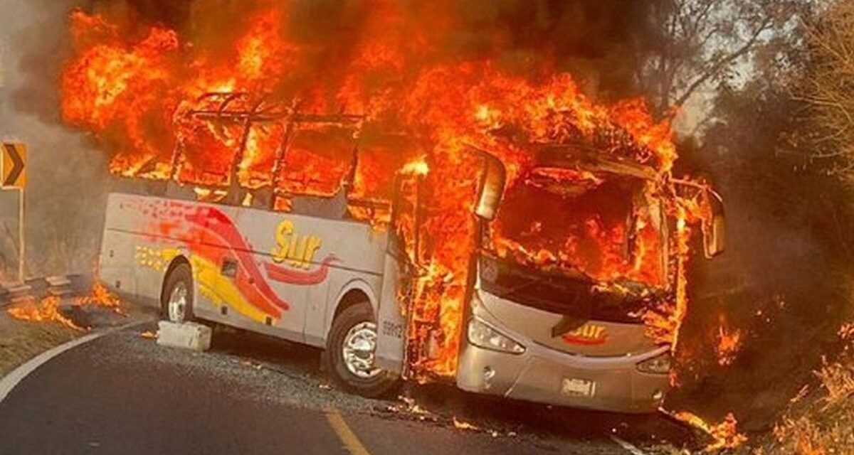 Ataques en las calles y caos en el aeropuerto de Guadalajara